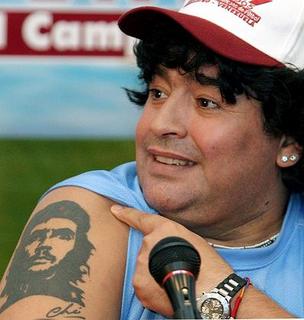El ex-futboliats argentino Maradona es una de las famosas personalidades que tienen tatuada la imagen del 