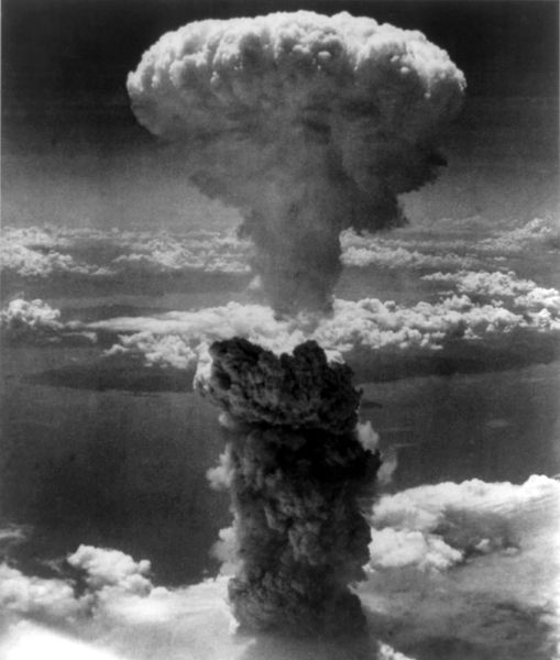 Imagen bien conocida, la onda expansiva provocada por la primer bomba atómica, arrojada sobre Hiroshima